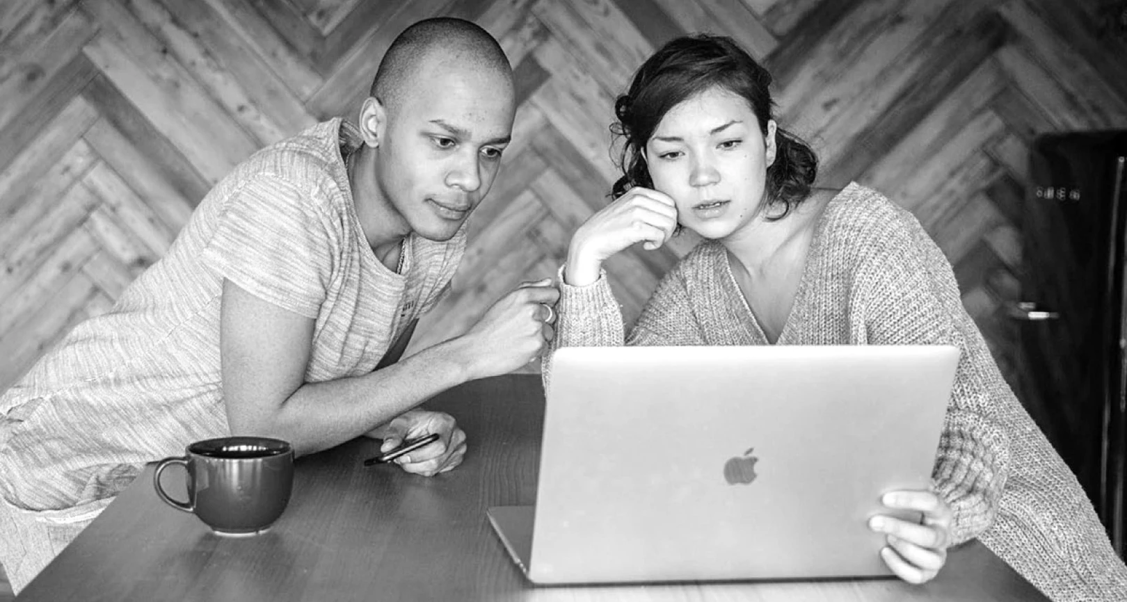 imagen de dos personas estudiando online en su ordenador portatil